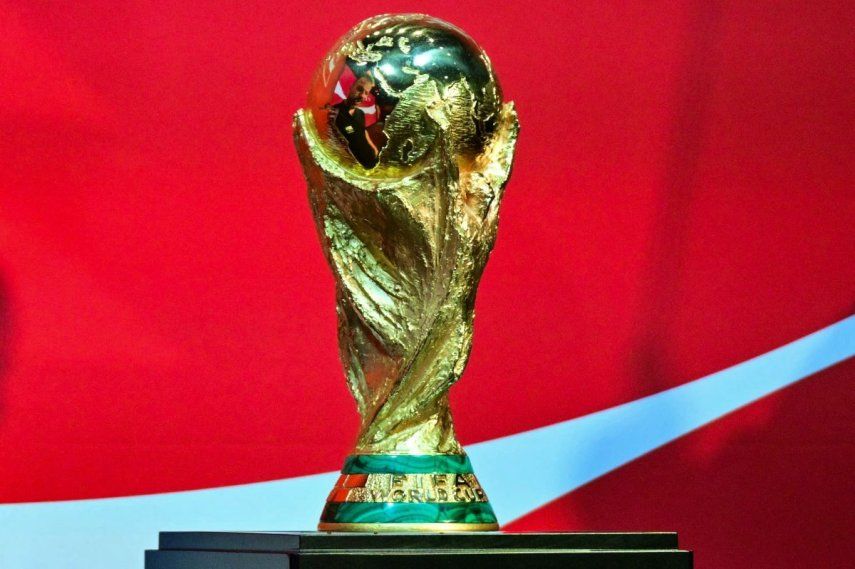 El trofeo de la Copa del Mundo de la FIFA exhibido en Los Ángeles durante un tour, el 24 de marzo de 2026.