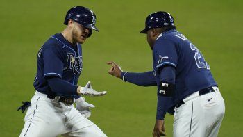 NOTICIA DE VENEZUELA  - Página 39 Michael-brosseau-es-felicitado-el-coach-la-antesala-rodney-linares-conectar-un-jonron-solitario-los-rays-tampa-bay-el-quinto-partido-la-serie-divisional-los-yanquis-nueva-york-el-viernes-9-octubre-2020