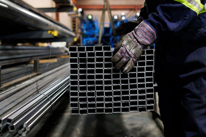 Un empleado trabaja en una fábrica de procesamiento de aluminio.