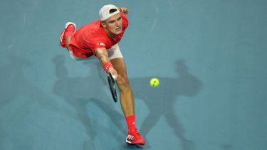 Jakub Mensik, de la República Checa, devuelve un tiro a Novak Djokovic, de Serbia, durante el segundo set de la final individual masculina en la última jornada del Abierto de Miami Presentado por Itaú 2025 en el Hard Rock Stadium el 30 de marzo de 2025 en Miami Gardens, Florida.&nbsp;