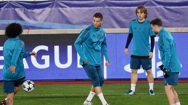 Los jugadores del&nbsp;Real&nbsp;Madrid&nbsp;participan en una sesión de entrenamiento del conjunto en el estadio GSP en Nicosia.&nbsp;
