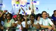 Mujeres cubanas ondean banderas cubanas durante la celebración de una misa evangélica que se efectuó en la Plaza de la Revolución, en La Habana. 