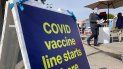 Cartel en un sitio de vacunaciones contra el coronavirus en San Francisco, California. Cartel en un sitio de vacunaciones contra el coronavirus en San Francisco, California.