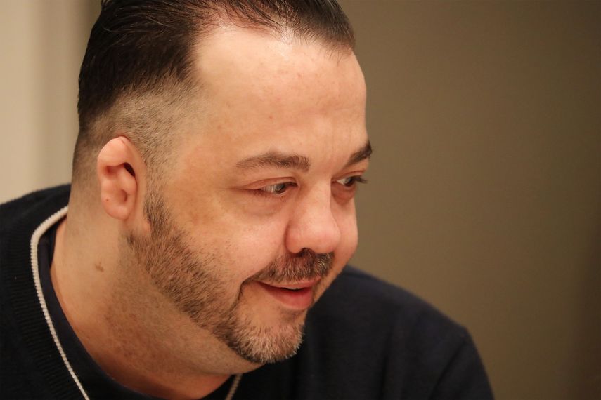 l exenfermero&nbsp;Niels&nbsp;Högel&nbsp;(i) habla con sus abogadas, este jueves, a la espera de la decisión del tribunal del distrito de Oldemburgo (Alemania) por el supuesto asesinato de más de 100 pacientes en las clínicas de Delmeshorst y Oldemburgo entre 1999 y 2005.&nbsp;Högel&nbsp;ya fue condenado en 2015 por dos asesinatos y tres intentos de homicidio.&nbsp;