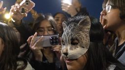 Una adolescente que se siente gata en una reunion callejera en Barcelona. Una adolescente que se siente gata en una reunion callejera en Barcelona.