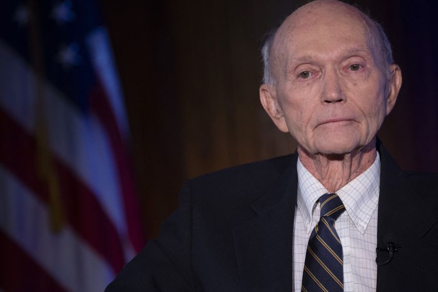 En esta foto de archivo, el astronauta estadounidense del Apolo 11, Michael Collins, es visto en el National Press Club en Washington, DC, para discutir el impacto de su histórica misión a la luna el 15 de abril de 2019.