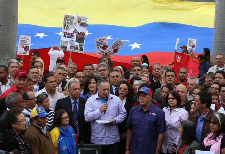 En las afueras de la Asamblea entregaron las firmas al alcalde de Caracas, Jorge Rodríguez. (@ANPRENSA)