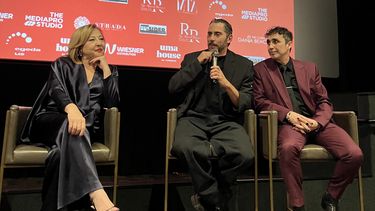 Paco León, Carmen Machi y Canco Rodríguez se dirigen al público desde el podio tras el estreno
