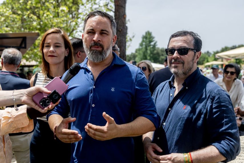 La portavoz de Vox en la Asamblea de Madrid, Isabel Pérez Moñino, el presidente de Vox, Santiago Abascal, y el presidente de Vox en Madrid, José Antonio Fúster, atienden a los medios de comunicación antes de una comida con afiliados y simpatizantes de Vox, en El Jardín de la Chalota, a 1 de junio de 2025, en Navalagamella, Madrid (España).