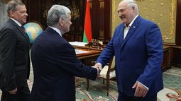 Alexander Lukashenko y el representante John Coale, que desveló el interés de Trump por normalizar las relaciones bilaterales.
