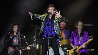 En esta foto del 22 de agosto de 2019, Mick Jagger, en el centro, y sus compañeros de The Rolling Stones Ron Wood, Charlie Watts y Keith Richards, de izquierda a derecha, durante un concierto de la banda en el Rose Bowl en Pasadena, California.&nbsp;