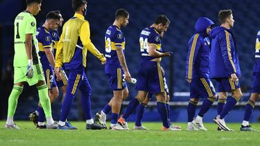 Jugadores del club argentino Boca Juniors salen de la cancha al final de su partido por la Copa Libertadores ante el ecuatoriano Barcelona, en la Bombonera, en Buenos Aires, Argentina, el jueves 20 de mayo de 2021