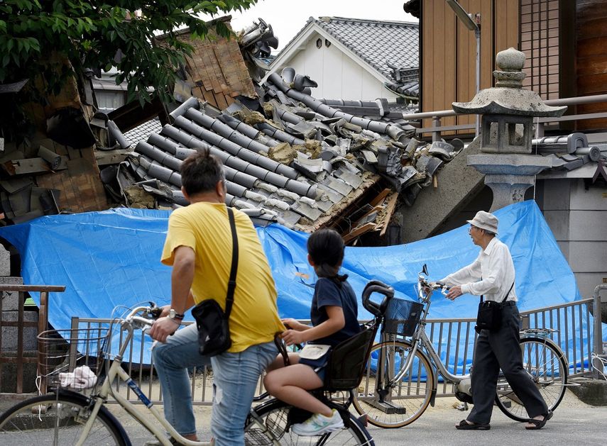 &nbsp;Vecinos de la localidad de Takatsuki en la prefectura de Osaka en Japón observan los daños provocados por un&nbsp;terremoto&nbsp;de 6,1 grados que sacudió este18 de junio el oeste del país.&nbsp;&nbsp;
