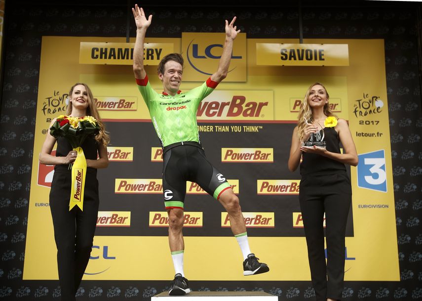 Rigoberto Urán celebra en el podio luego de ganar la novena etapa de la edición 104 del Tour de Francia.