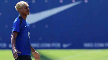 Lamine Yamal reacciona durante una sesión de entrenamiento en la víspera del partido de ida de las semifinales de la UEFA Champions League entre el FC Barcelona y el Inter de Milán, en la Ciudad Deportiva Joan Gamper en Sant Joan Despí, cerca de Barcelona, el 29 de abril de 2025.