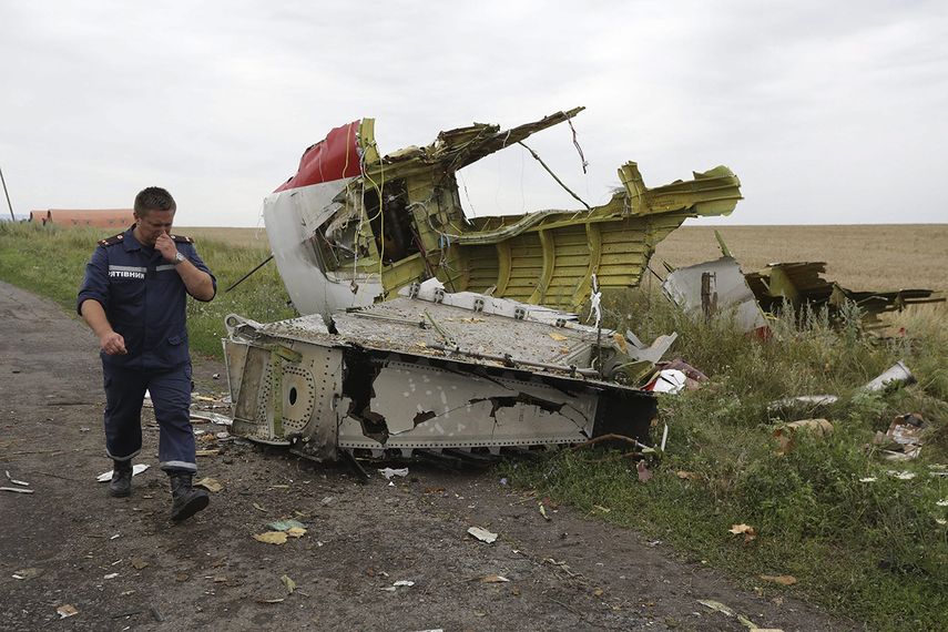Un rescatista ucraniano en el lugar donde se estrelló el avión Boeing 777 del vuelo MH 17 de Malaysia Airlines, en Donetsk. (EFE)