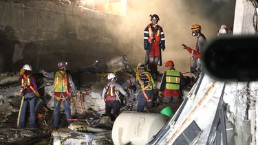 Brigadas de rescate continúan con las labores de búsqueda bajo los escombros en un edificio de Ciudad de México