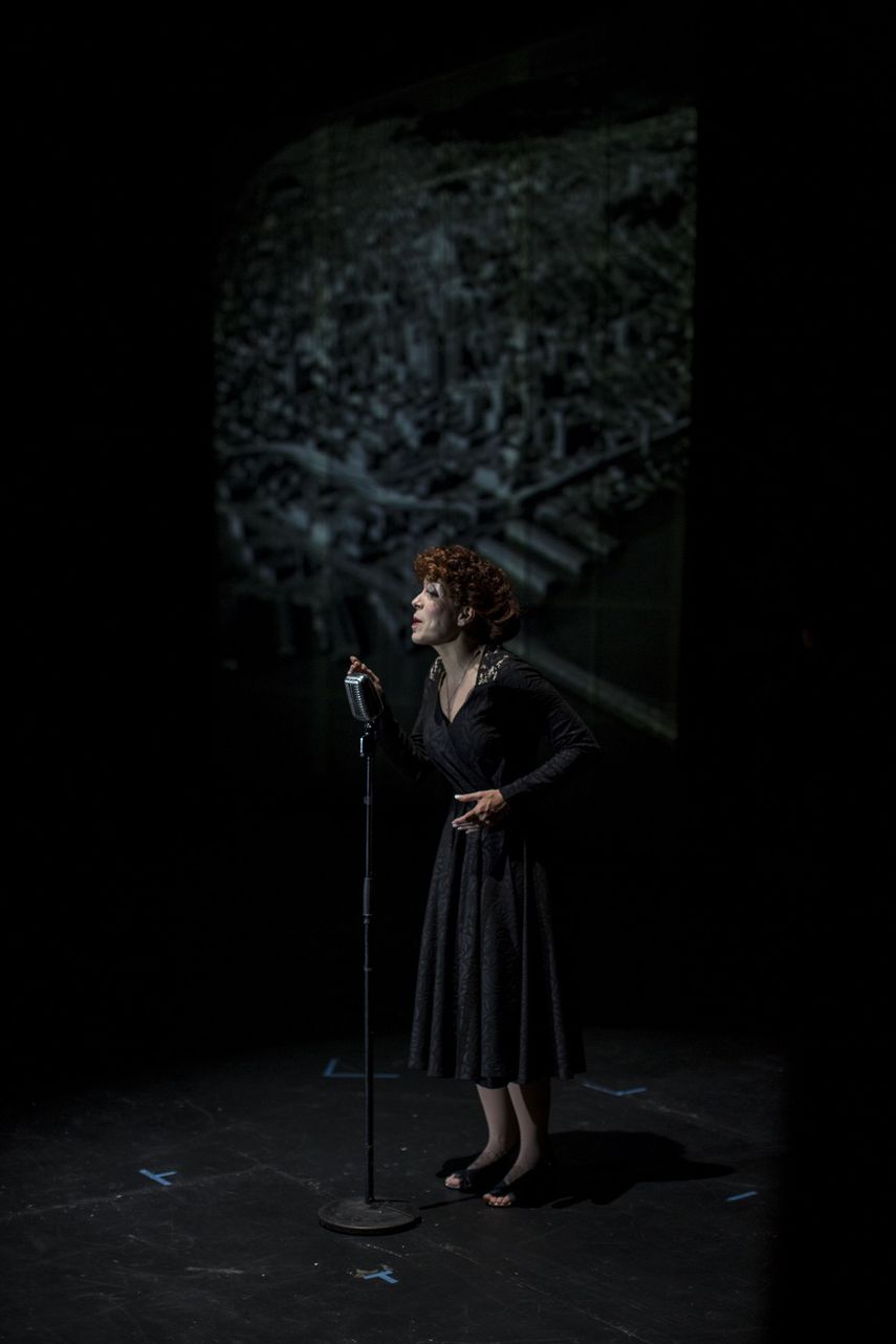 La venezolana Mariaca Semprún caracterizada como la francesa Édith Piaf, en la obra Piaf, voz y delirio.