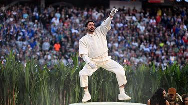 Bad Bunny actúa en el medio tiempo del Super Bowl 2026. &nbsp;