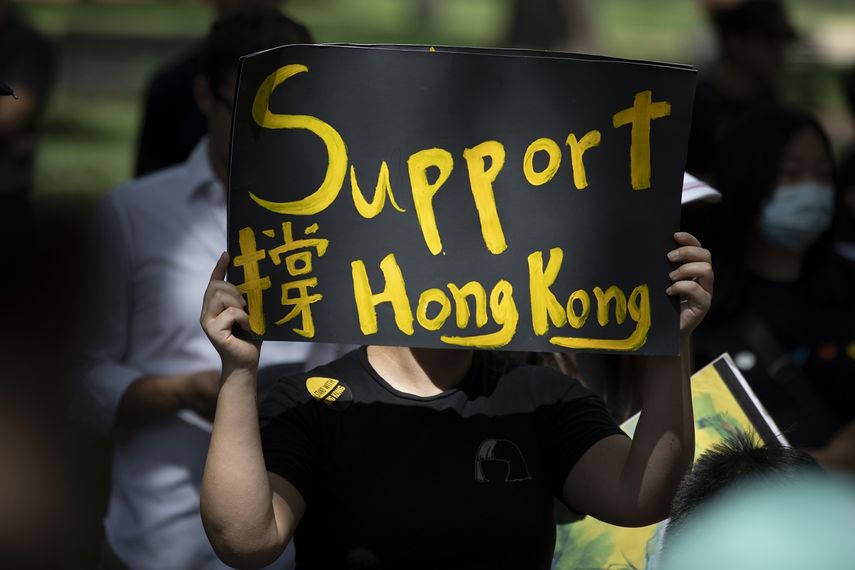 Una persona sostiene un cartel frente a la Casa Blanca, en Washington, en apoyo a las protestas en Hong Kong, el domingo 18 de agosto de 2019.&nbsp;