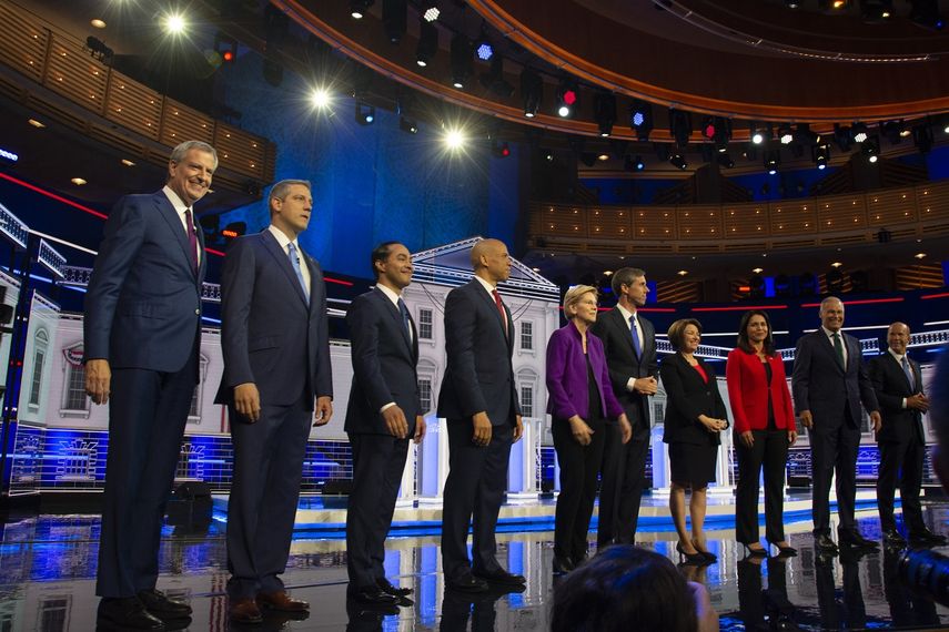 Los primeros diez candidatos demócratas que aspiran a la presidencia de EEUU posan para una foto antes de iniciar el debate en el&nbsp;Adrienne Arsht Center, en Miami, el 26 de junio de 2019.