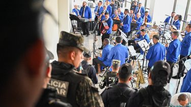 Miembros de la orquesta Libertad se presentan durante un concierto por el Día de las Madres, custodiados por guardias penitenciarios y agentes de la Policía Militar de Orden Público (PMOP), en la sede del Instituto Nacional Penitenciario (INP) en Tegucigalpa, el 9 de mayo de 2025.
