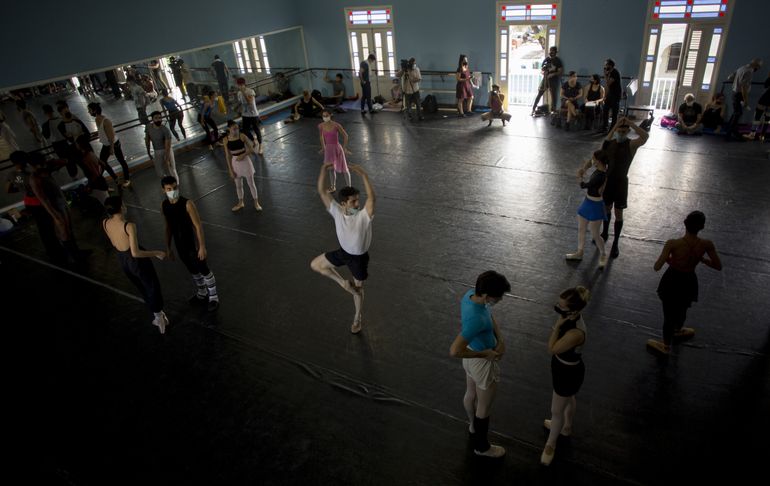 El Ballet Nacional de Cuba ensaya la Séptima Sinfonía del coreógrafo alemán Uwe Scholz el jueves 9 de diciembre de 2021 en La Habana. El BNC volverá al escenario del Teatro Nacional el 16 de diciembre por primera vez desde que comenzó la pandemia.