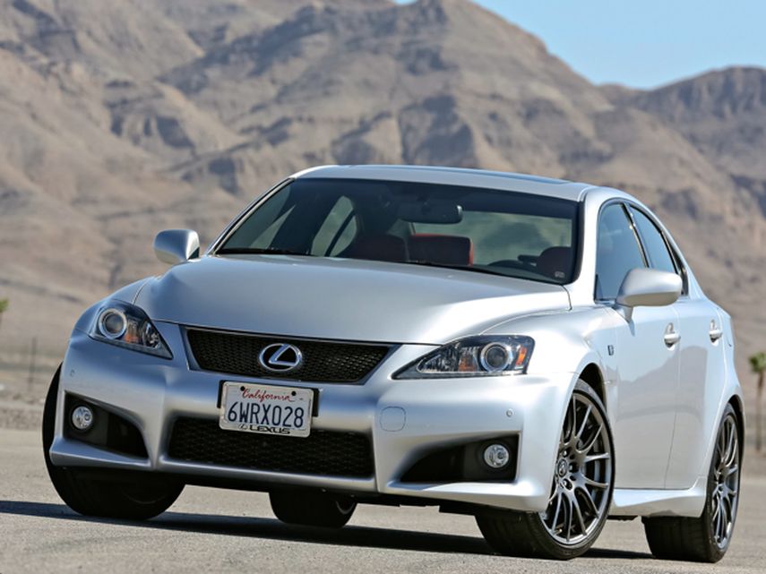 El Lexus IS F es propulsado por un motor V8 de 5.0 litros que produce 416 caballos de fuerza y con una transmisión automática de ocho velocidades con modo manual.