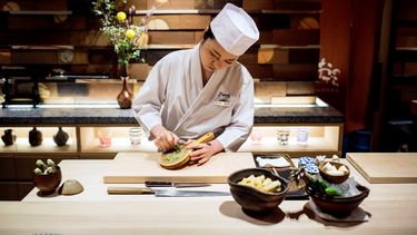 Mizuho Iwai, de 33 a&ntilde;os, es aprendiz en Onodera, un restaurante de lujo del barrio de Ginza, con boutiques de marcas de lujo de todo el mundo y donde se concentran muchos de los establecimientos mejor valorados en esta especialidad.