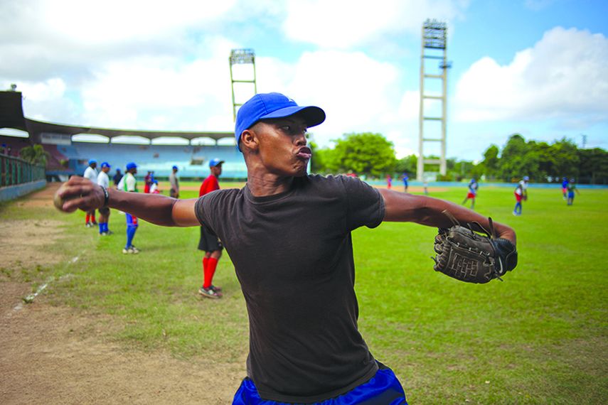 Un miembro del equipo Industriales entrena en La Habana. (AP)