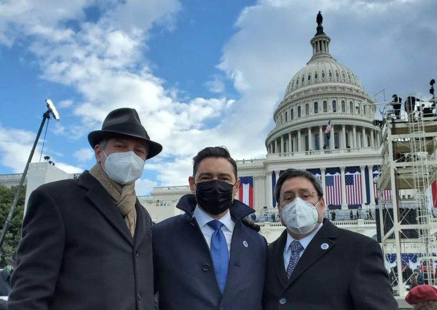 El Embajador Carlos Vecchio llega a la ceremonia de investidura de Joe Biden como presidente de EEUU en Washington.
