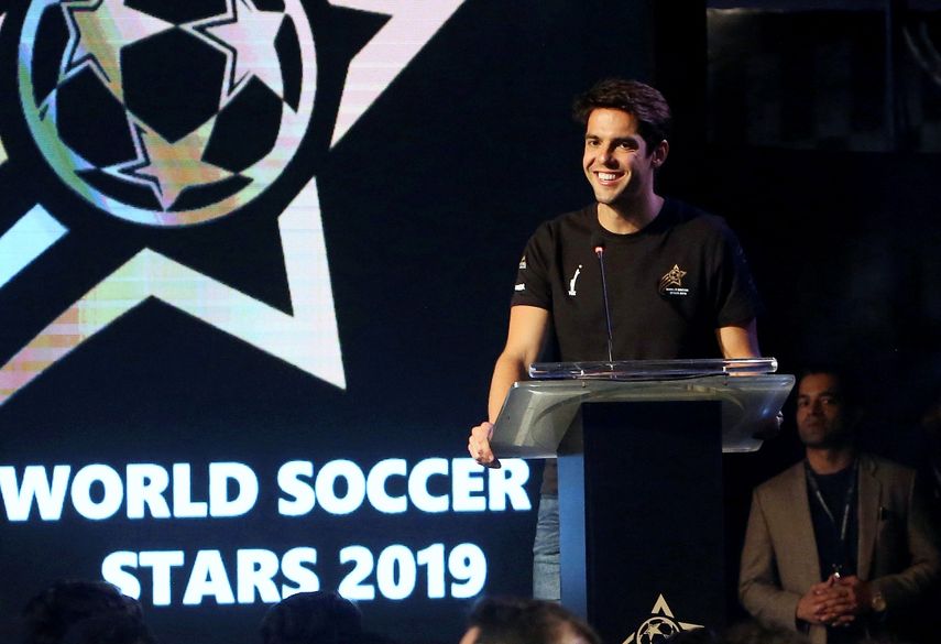 En esta foto del 10 de enero del 2019, el futbolista brasile&ntilde;o Ricardo Kaka sonr&iacute;e durante una ceremonia en Karachi, Pakist&aacute;n. Kak&aacute; est&aacute; alentando a su compatriota Neymar a quedarse en el Paris Saint-Germain luego de un fallido intento de volver al Barcelona