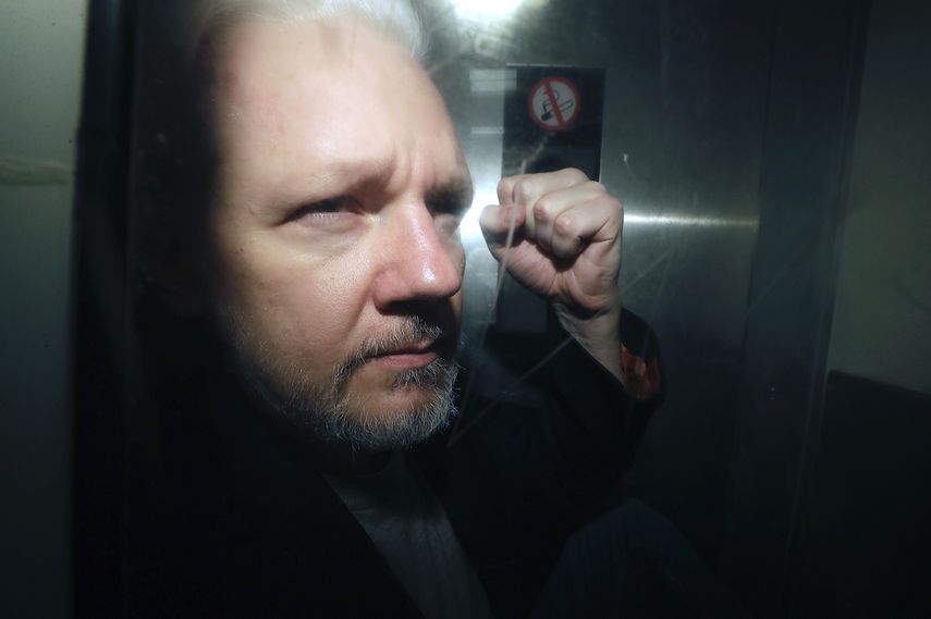El fundador de WikiLeaks, Julian Assange, es conducido fuera de la corte en la que compareció acusado de incumplir las condiciones de su libertad bajo fianza hace siete años, en Londres, el miércoles 1 de mayo de 2019. 