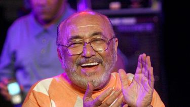 El pianista estadounidense Eddie Palmieri aplaude en el Théâtre de la Mer en Sète, sureste de Francia, durante el Festival de Música FiestA, el 2 de agosto de 2009 . &nbsp;