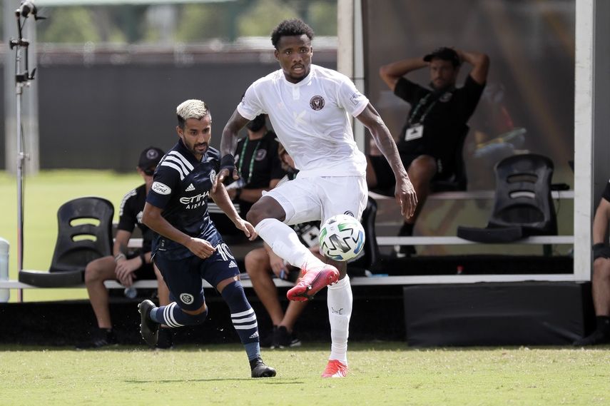 Alvas Powell (der.) del Inter Miami despeja el bal&oacute;n frente a Maximiliano Moralez del New York City FC en Kissimmee, Florida, el lunes 20 de julio de 2020.&nbsp;