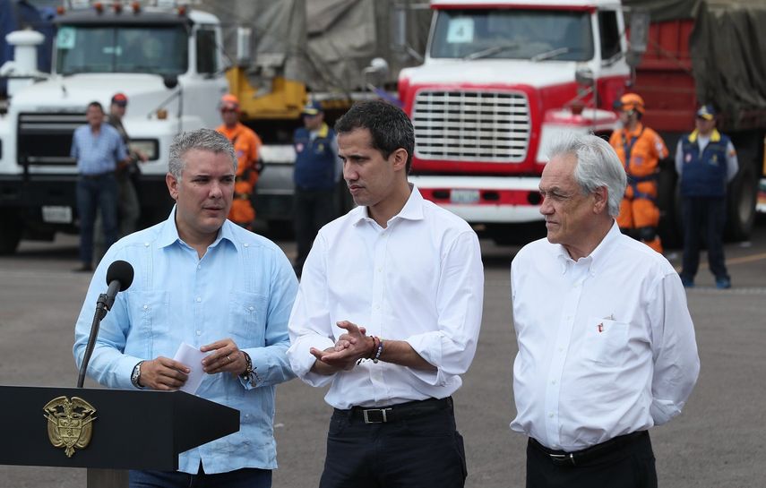 El presidente de Colombia, Iván Duque (izq.), acompañado por el presidente encargado de Venezuela, Juan Guaidó, y su hom{ologo chileno, Sebastián Piñera (der.), este 23 de febrero de 2019 en Cúcuta, Colombia.