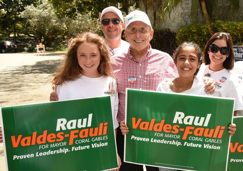 Raúl Valdes-Fauli (tercero de izq.a derecha), con simpatizantes a la entrada de uno de los colegios electorales de Coral Gables.