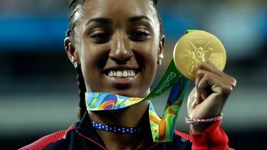 En imagen de archivo del jueves 18 de agosto de 2016, la estadounidense Brianna Rollins posa con la medalla de oro tras conquistar la carrera de 100 metros con vallas para mujeres en los Juegos Olímpicos de Río de Janeiro, Brasil