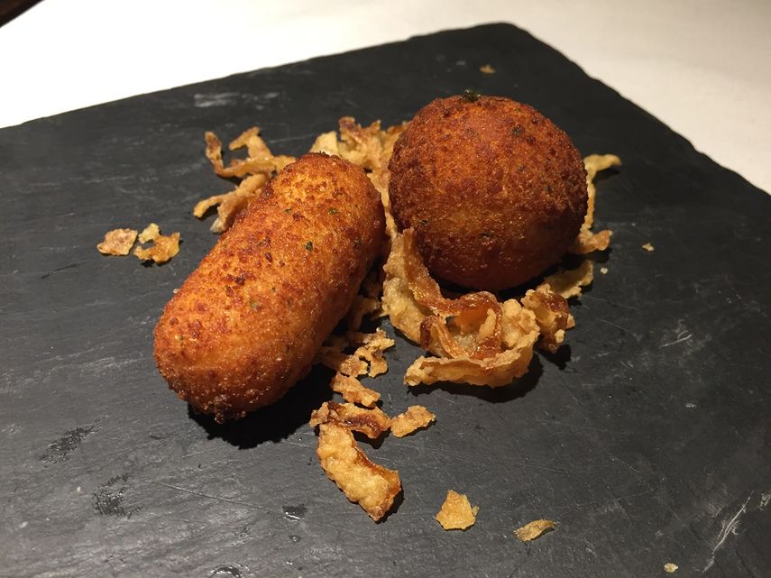 Sean hechas con jamón, bacalao u otro pescado, queso, pollo o espinaca de pescado, jamón o pollo, la señora croqueta no para de ser saboreada a diario.