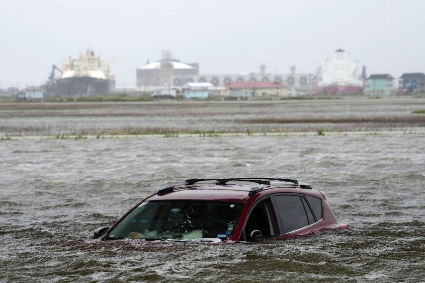 Un auto se ve sumergido mientras la tormenta tropical Alberto se acerca a tierra el miércoles 19 de junio de 2024 en Surfside Beach, Texas.&nbsp;