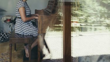 En esta foto del ocho de junio de 2020, la cantautora Norah Jones posa en Hudson, Nueva York, para promocionar su m&aacute;s reciente &aacute;lbum, Pick Me Up Off the Floor.&nbsp;