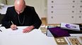 El fundador, artista y diseñador Filippo Sorcinelli dibuja en su taller italiano LAVS (Laboratorio Arte Vesti Sacre) especializado en vestimentas sagradas, en Santarcangelo di Romagna, en el centro de Italia, el 21 de agosto de 2026. (Foto de Stefano RELLANDINI / AFP)