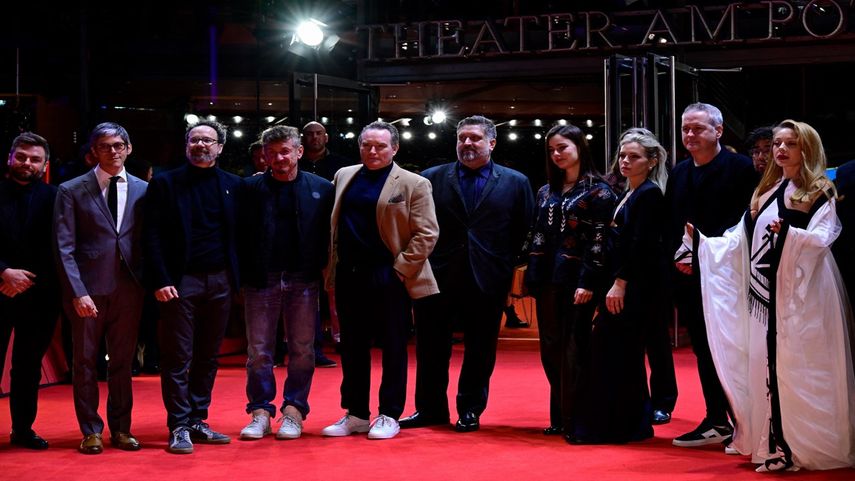 El actor y director estadounidense Sean Penn y otros invitados posan cuando llegan a la alfombra roja para el estreno de la película Superpower&nbsp;en el programa especial de gala de la Berlinale, el primer gran festival de cine del año en Europa, el 17 de febrero de 2023 en Berlín.