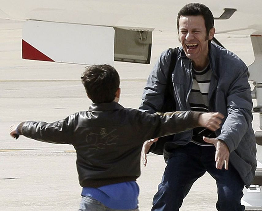 El reportero español Javier Espinosa saluda a su hijo Yerai, quien le dio la bienvenida en el aeropuerto militar de Torrejón en Madrid, España. (Foto AP/Paco Campos, Pool)