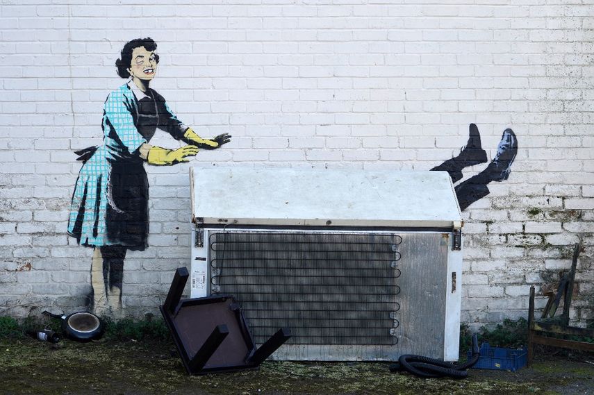 Una obra de arte, reconocida por el artista callejero Banksy, se muestra en el costado de una casa en Margate, sureste de Inglaterra, el 14 de febrero de 2023.&nbsp;
