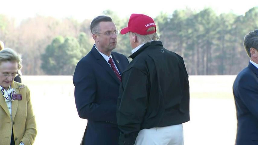 El momento cuando el Presidente Donald Trump saluda al legislador&nbsp;Doug Collins.
