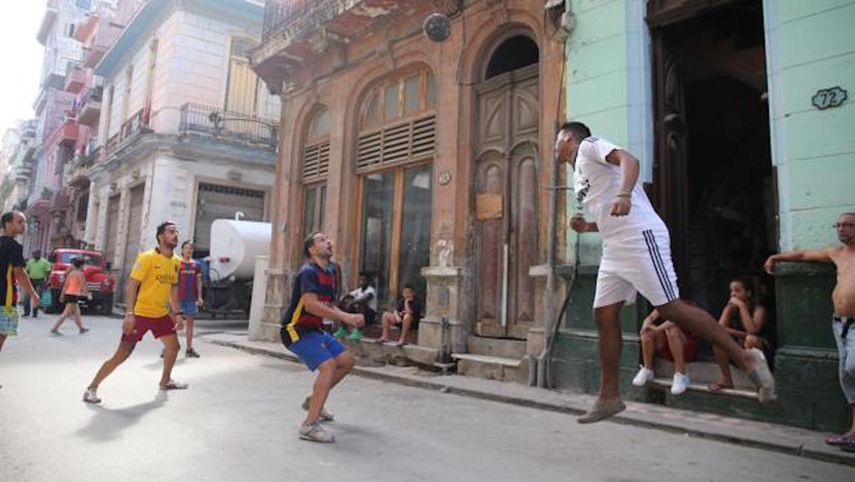 En las calles de la capital cubana se pueden ver a los jóvenes detrás de un balón de fútbol.