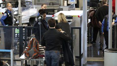 Imagen referencial de oficiales de la TSA realizando el chequeo a pasajeros.