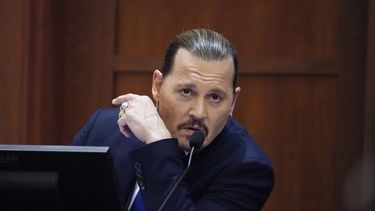 El actor Johnny Depp testifica en la sala del tribunal del tribunal de circuito del condado de Fairfax en Fairfax, Virginia, el 25 de abril de 2022.&nbsp;
