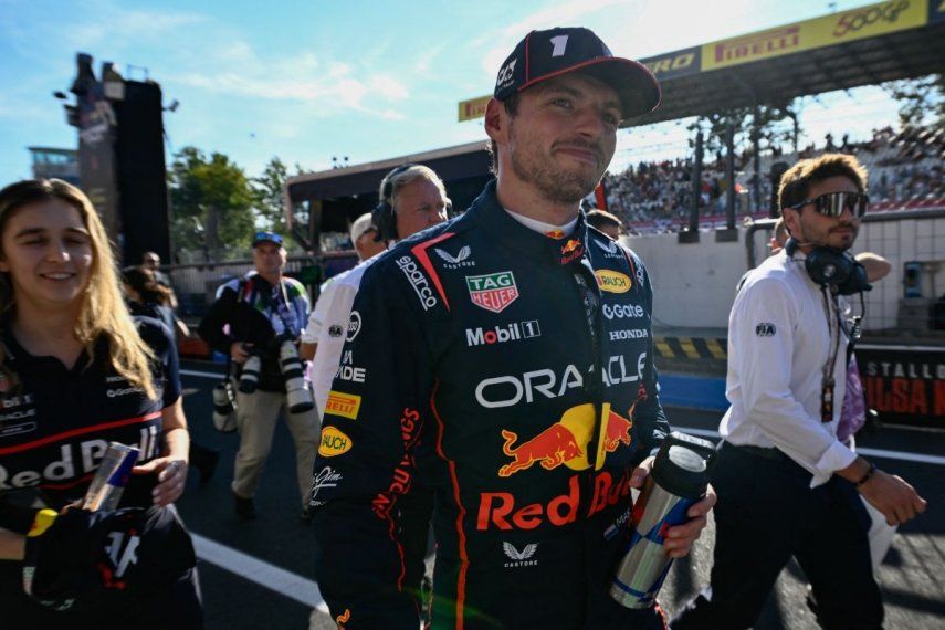 El piloto holandés de Red Bull Racing, Max Verstappen, camina por el pit lane después de conseguir la pole position en la sesión de clasificación antes del Gran Premio de Italia de Fórmula 1 en el circuito Autodromo Nazionale Monza, en Monza, norte de Italia, el 6 de septiembre de 2025.&nbsp;